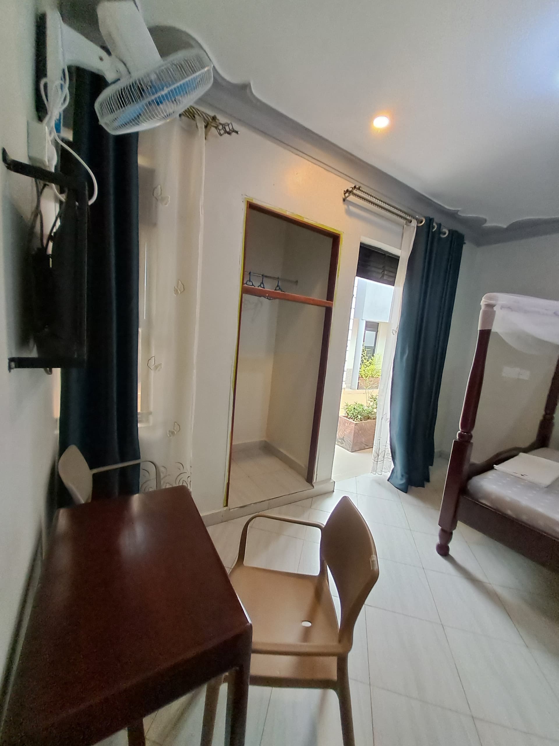 Room amenities and furnishings